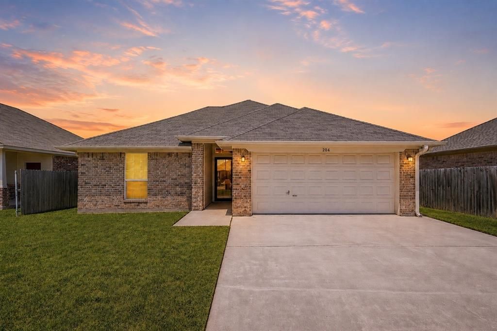 204 Raven Ridge Court, Lacy Lakeview, TX 76705 Main Photo