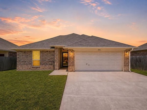 204 Raven Ridge Court, Lacy Lakeview, TX 76705