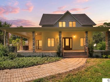 8450 Buckboard Drive, Lincoln, NE 68532