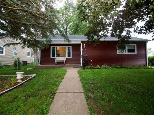 2729 Bellevue Avenue , Bettendorf, IA 52722