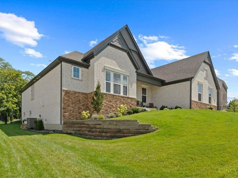 8858 Old Farm Drive, West Chester, OH 45069 Photo 3