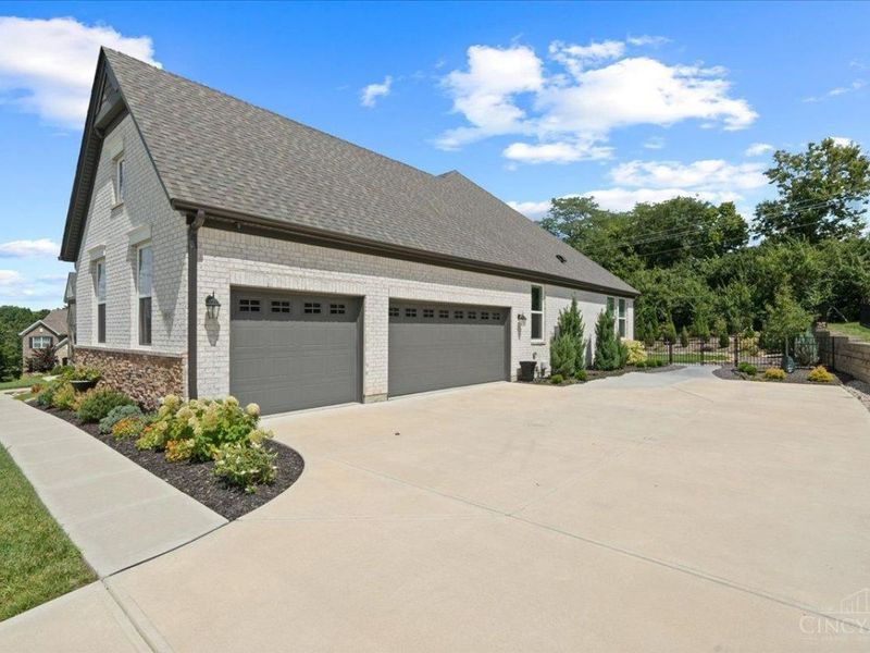 8858 Old Farm Drive, West Chester, OH 45069 Photo 4