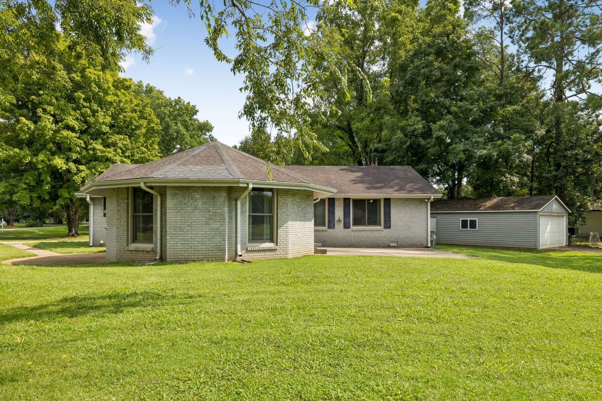 100 Lakewood Cir Smyrna, TN 37167