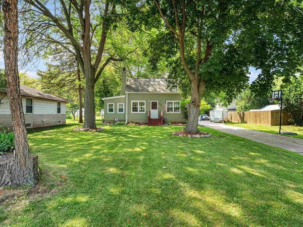 1427 OAK STREET, Oshkosh, WI 54901
