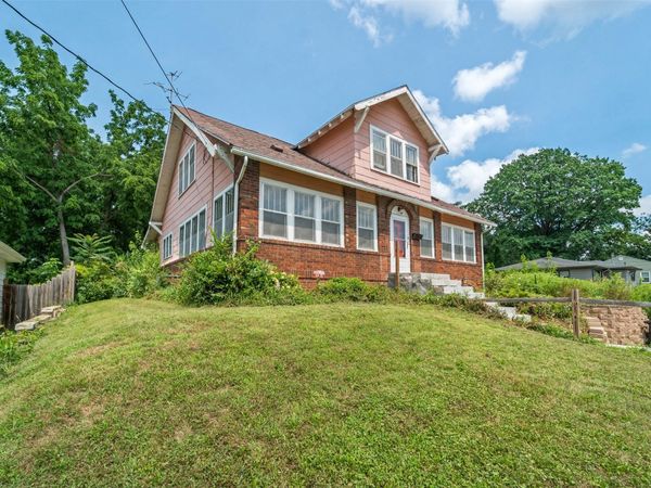 3921 Douglas Avenue, Des Moines, IA 50310