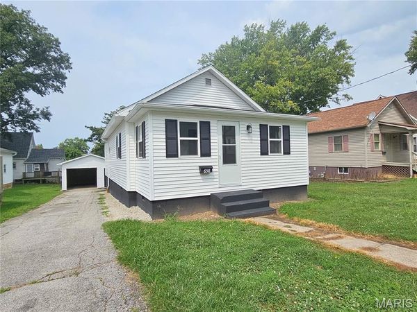 658 Eccles Street , Hillsboro, IL 62049