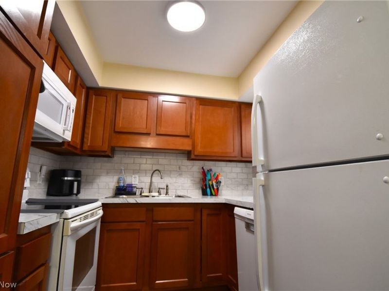 565 E Hopocan Avenue, Barberton, OH 44203 Photo 4