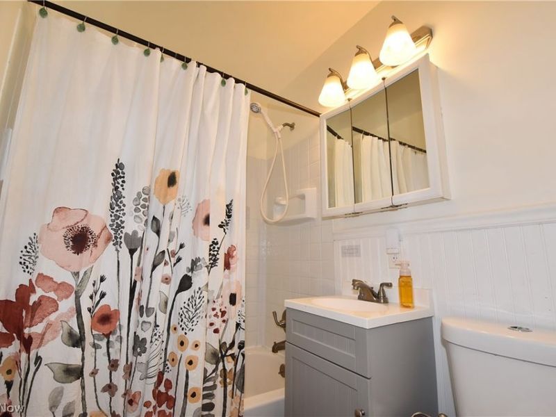 565 E Hopocan Avenue, Barberton, OH 44203 Photo 9