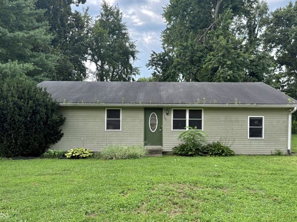 102 E Davidson Street, Staunton, IN 47881