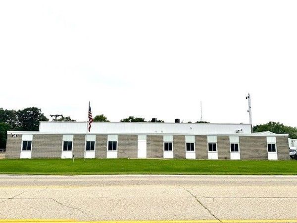 29 Airport Dr, Rockford, IL 61109
