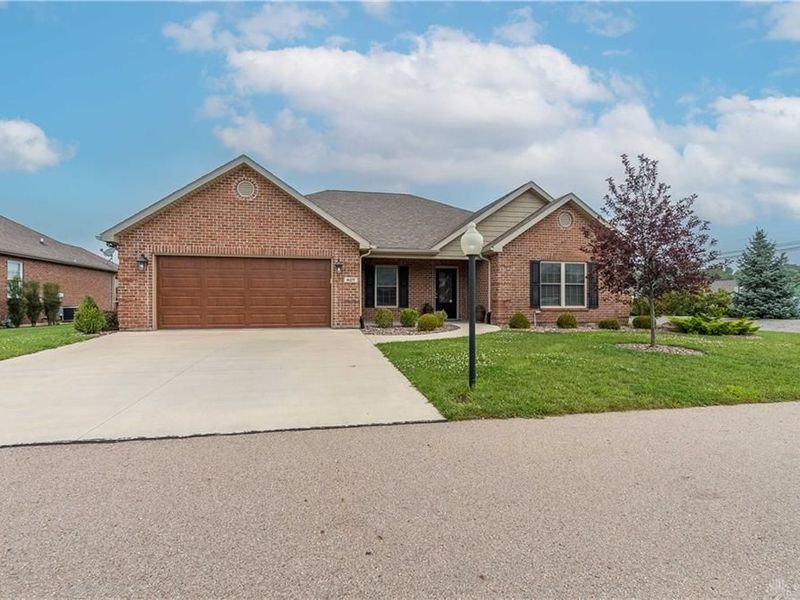 607 W Bentley Circle, Troy, OH 45373 Photo 2