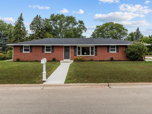 1520 CAREFUL DRIVE, Green Bay, WI 54304