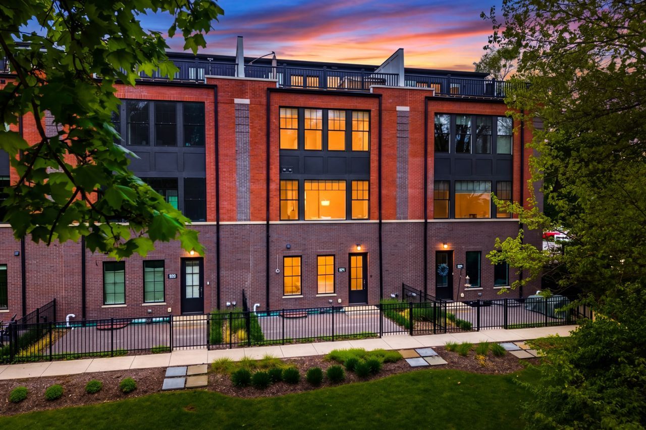 924 E Chicago Avenue, Naperville, IL 60540 Main Photo