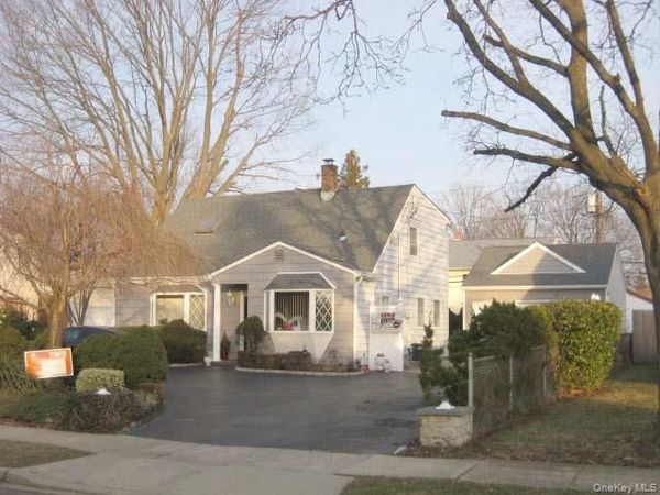 9 Academy Lane , Levittown, NY 11756