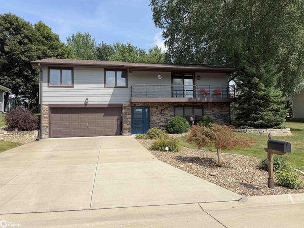 2216 Mcmullin Drive, Oskaloosa, IA 52577