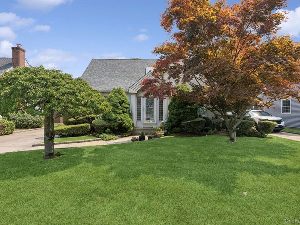 22 Briarcliff Drive , North Merrick, NY 11566