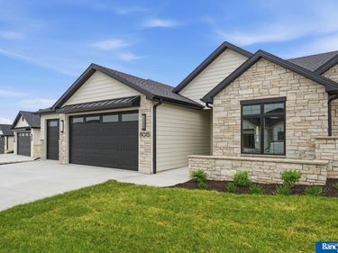 8015 S 43 Street, Lincoln, NE 68516