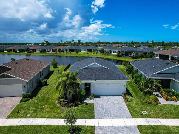 977 SE CROSSWOOD Way, Port St. Lucie, FL 34984