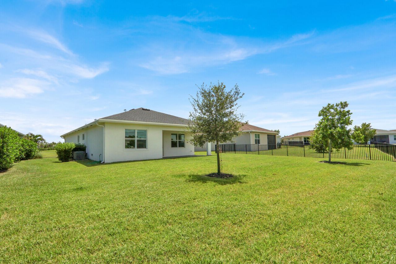 977 SE Crosswood Way, Port Saint Lucie, FL 34984 Photo