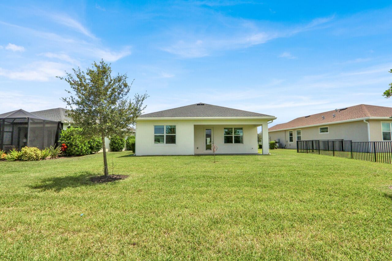 977 SE Crosswood Way, Port Saint Lucie, FL 34984 Photo