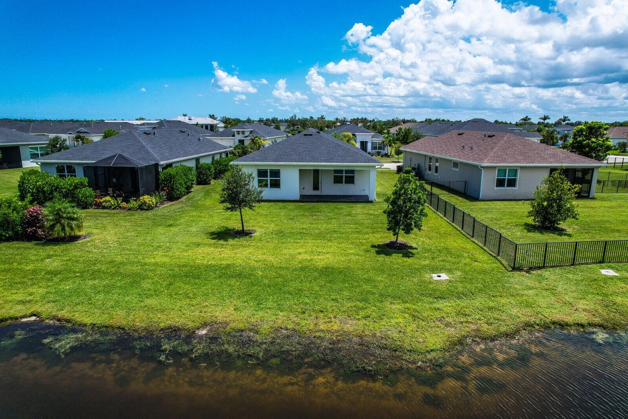 977 SE Crosswood Way, Port Saint Lucie, FL 34984 Photo