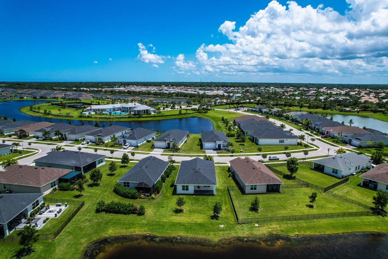 977 SE Crosswood Way, Port Saint Lucie, FL 34984 Photo