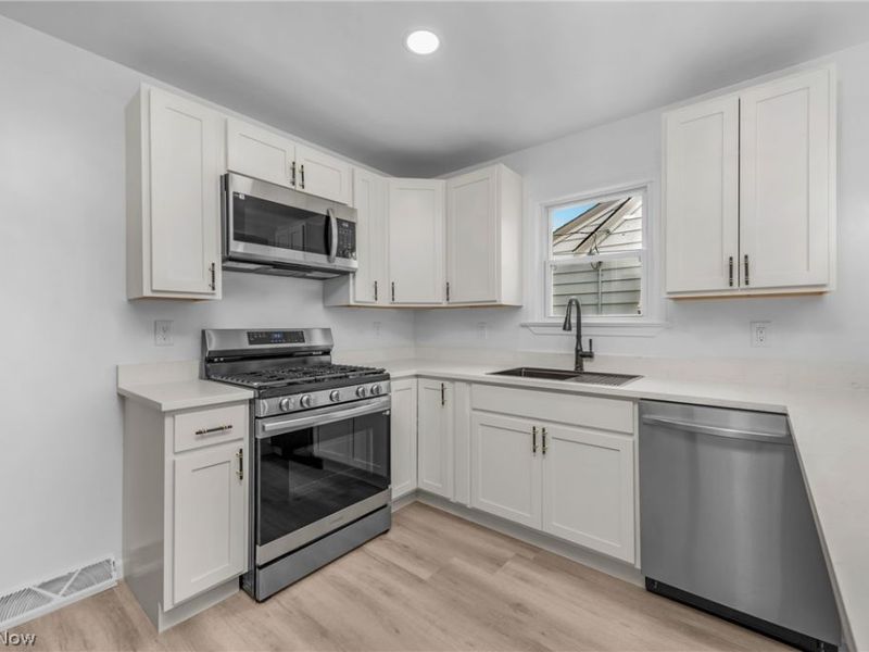 12416 Mortimer Avenue, Cleveland, OH 44111 Photo 20