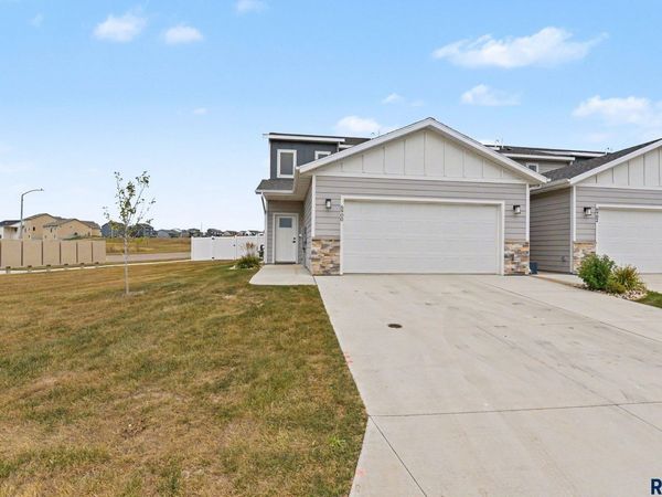 6900 E Brooks Edge Pl, Sioux Falls, SD 57110