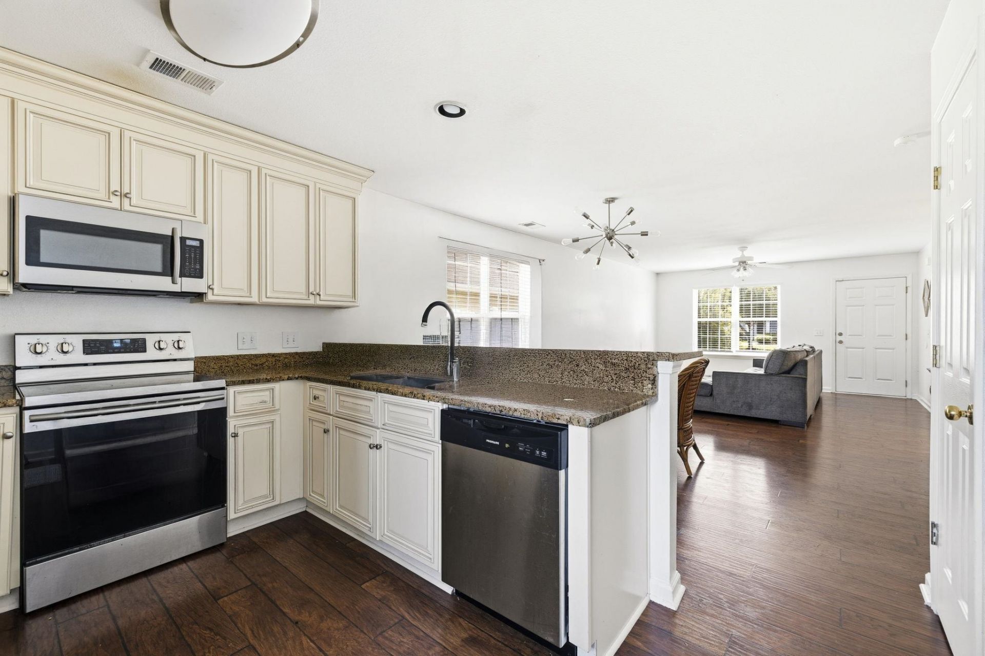 3030 Hollybrooke Dr. Photo 8