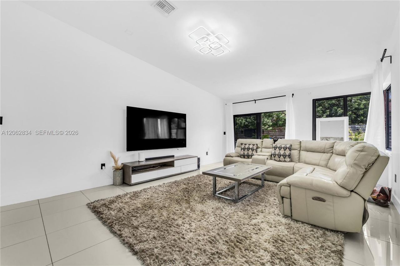 522 NE 195th St, Miami, FL 33179 Photo