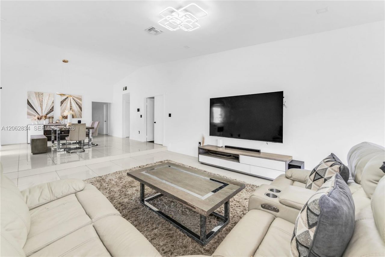 522 NE 195th St, Miami, FL 33179 Photo