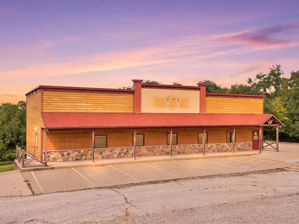 416 W Jackson St, Sigourney, IA 52591