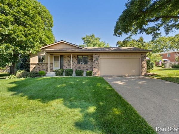 2121 Dewberry Drive NE, Grand Rapids, MI 49505