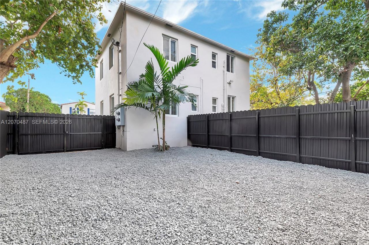 3783 SW 27th St , Miami, FL 33134 Photo