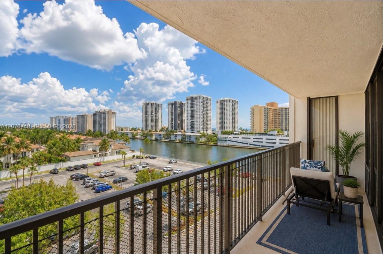 1000 Parkview Dr , Unit 715, Hallandale Beach, FL 33009 Photo