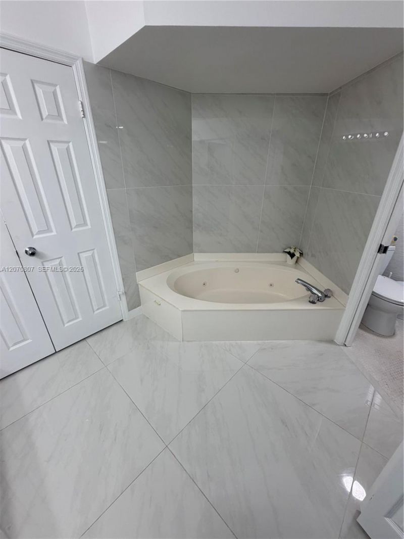 3500 Mystic Pointe Dr , Unit 405, Aventura, FL 33180 Photo