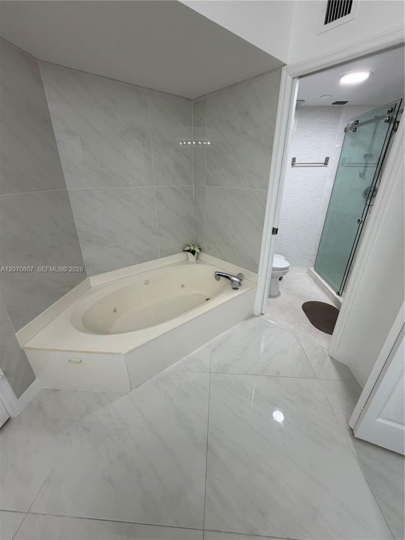 3500 Mystic Pointe Dr , Unit 405, Aventura, FL 33180 Photo