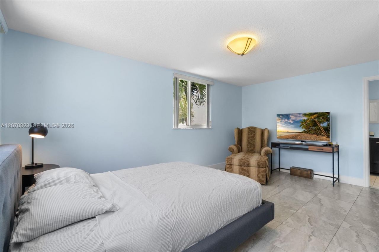 311 N N Surf Rd , Hollywood, FL 33019 Photo
