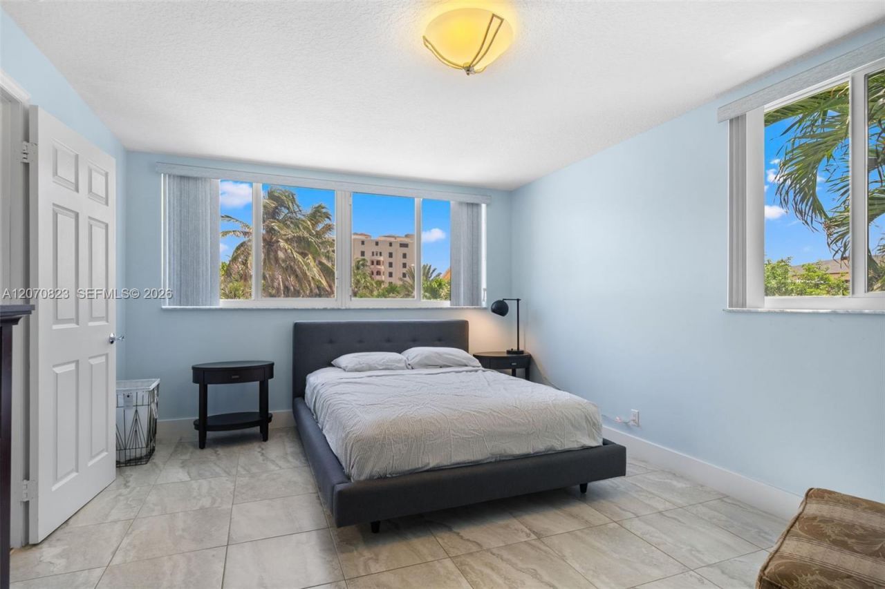311 N N Surf Rd , Hollywood, FL 33019 Photo