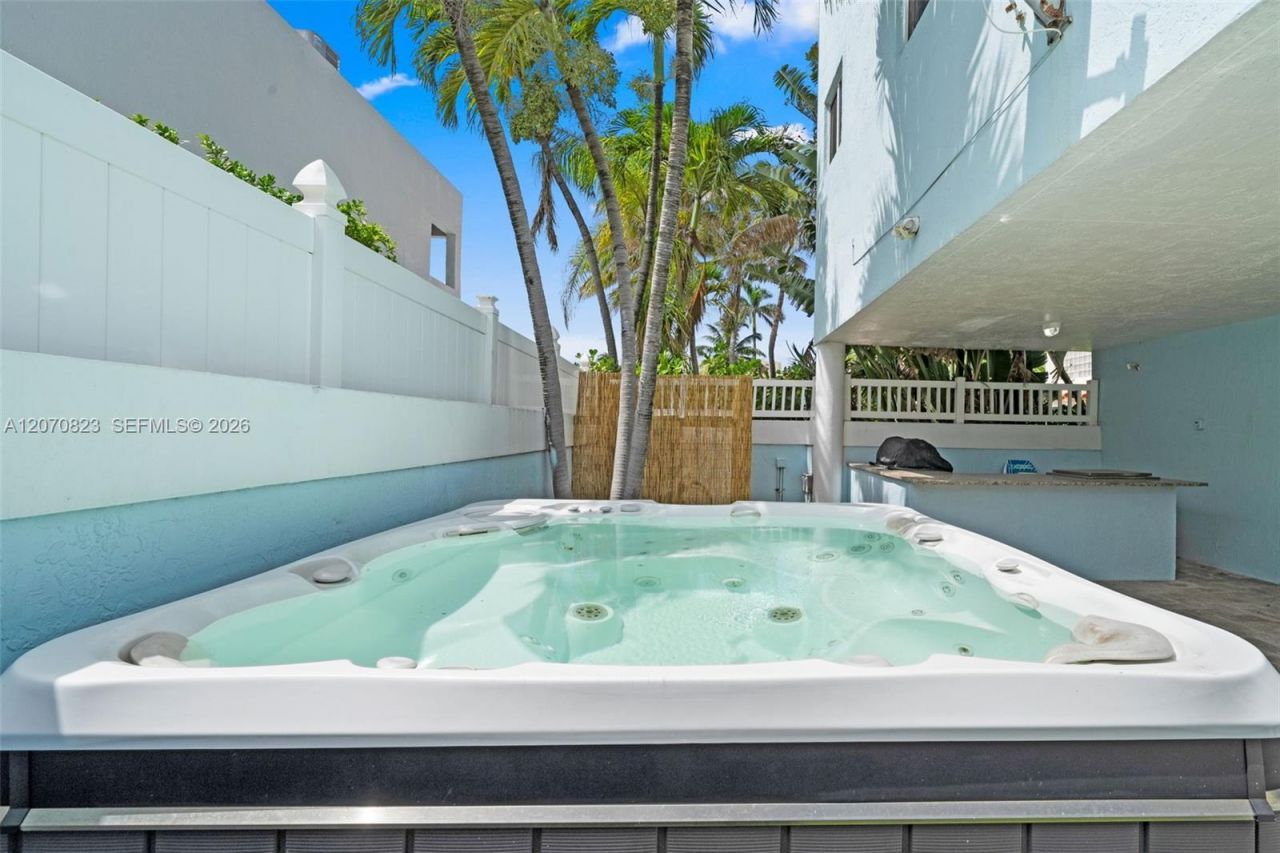 311 N N Surf Rd , Hollywood, FL 33019 Photo