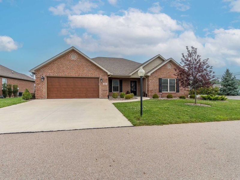 607 W Bentley Circle, Troy, OH 45373 Photo 2