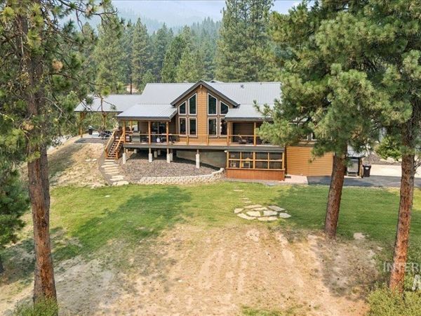 18 Creek Hollow Dr, Garden Valley, ID 83622