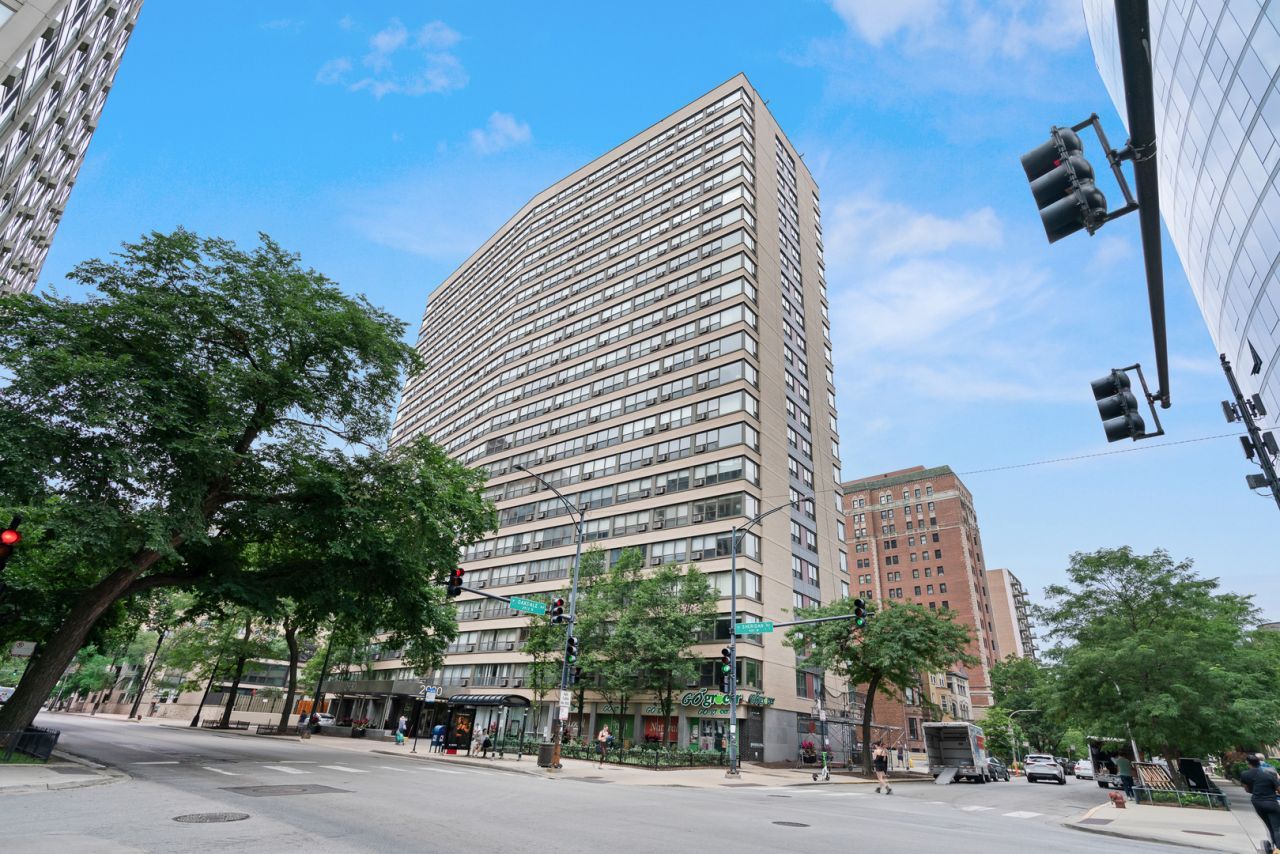 2930 N Sheridan Road, Unit 2108, Chicago, IL 60657 Main Photo