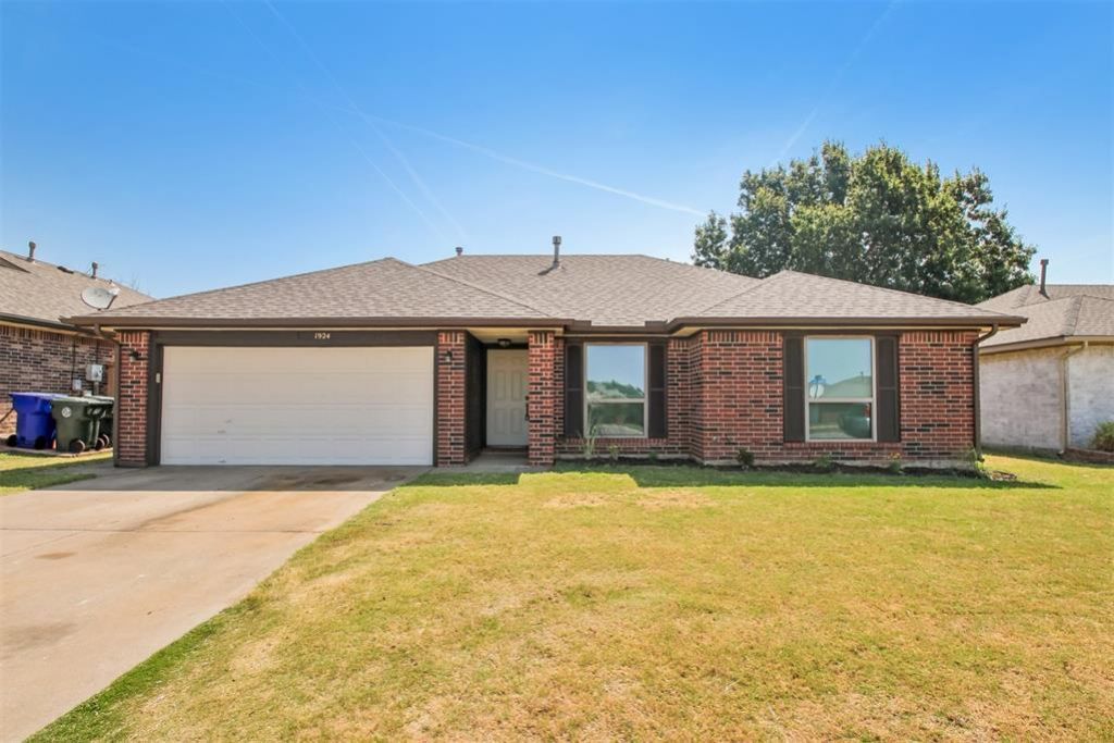 1924 Oakwood East Boulevard, Midwest City, OK 73130 Main Photo
