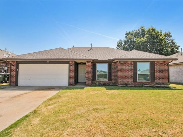 1924 Oakwood East Boulevard, Midwest City, OK 73130