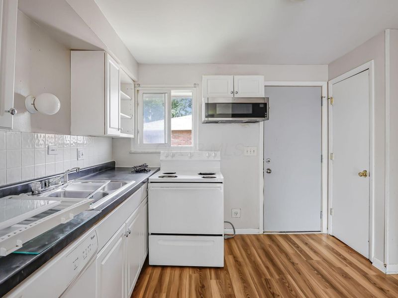 4651 Hilton Avenue, Columbus, OH 43228 Photo 10