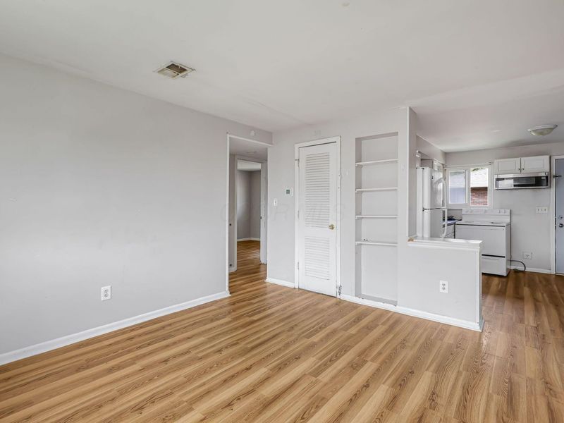 4651 Hilton Avenue, Columbus, OH 43228 Photo 4