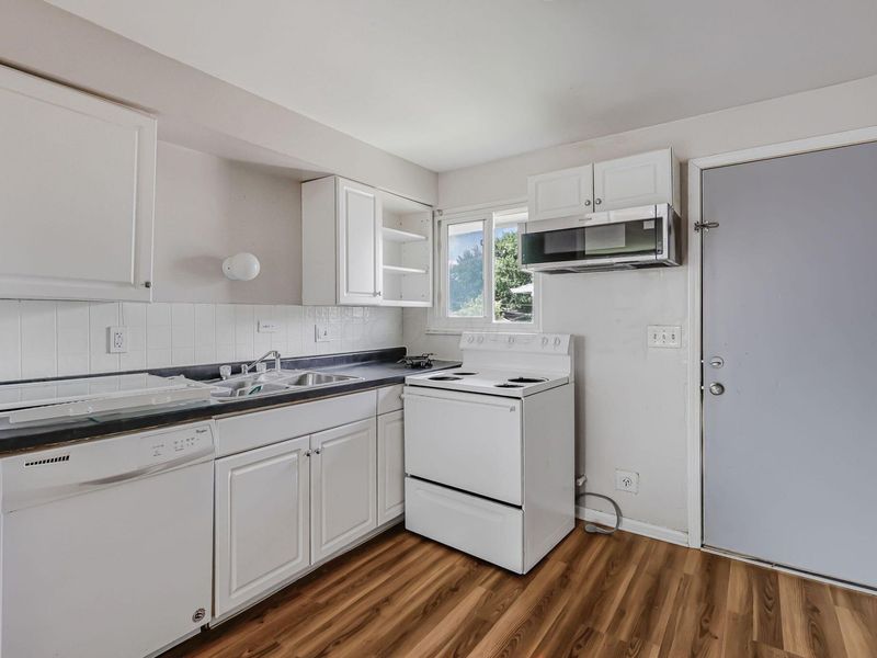 4651 Hilton Avenue, Columbus, OH 43228 Photo 7