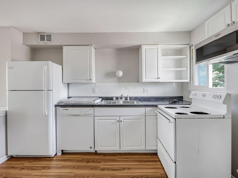 4651 Hilton Avenue, Columbus, OH 43228 Photo 8