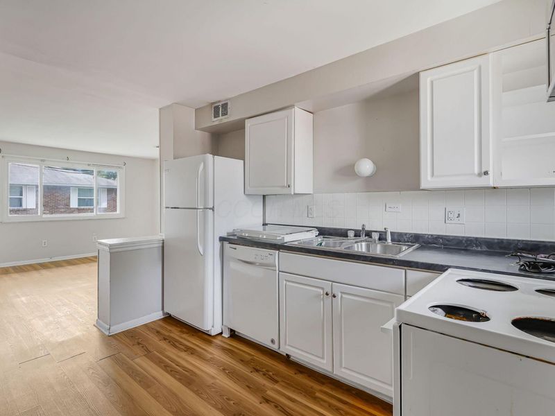 4651 Hilton Avenue, Columbus, OH 43228 Photo 9